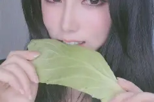 刚分手一周！八卦媒体爆料：维尼修斯在私人场所与数位女性聚会