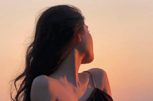 内娱1天4大瓜！顶流恋情、深夜泡酒吧、全身整容一个比一个离谱